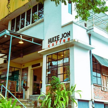 Huize Jon Hostel Malang Dış mekan fotoğraf