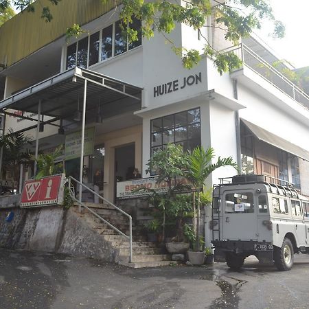 Huize Jon Hostel Malang Dış mekan fotoğraf