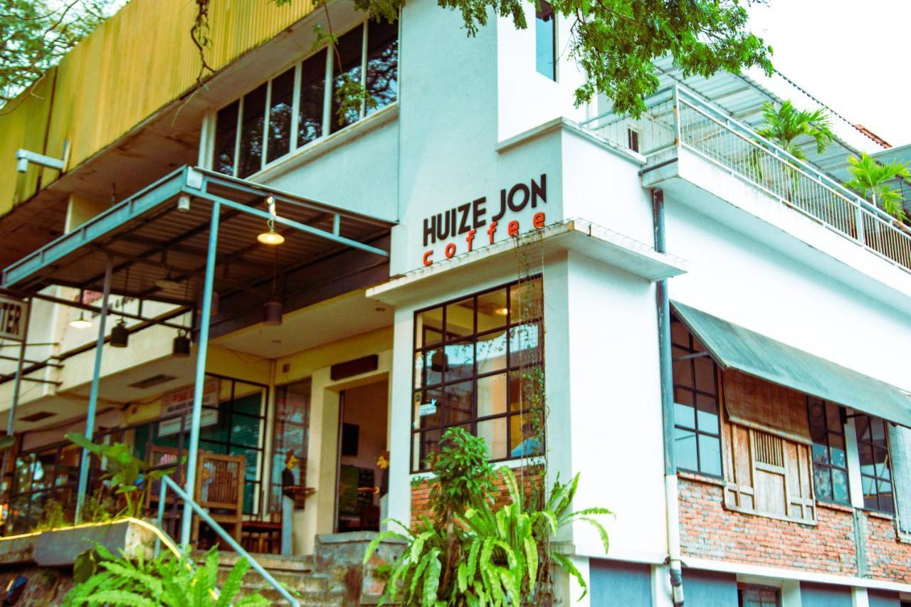 Huize Jon Hostel Malang Dış mekan fotoğraf